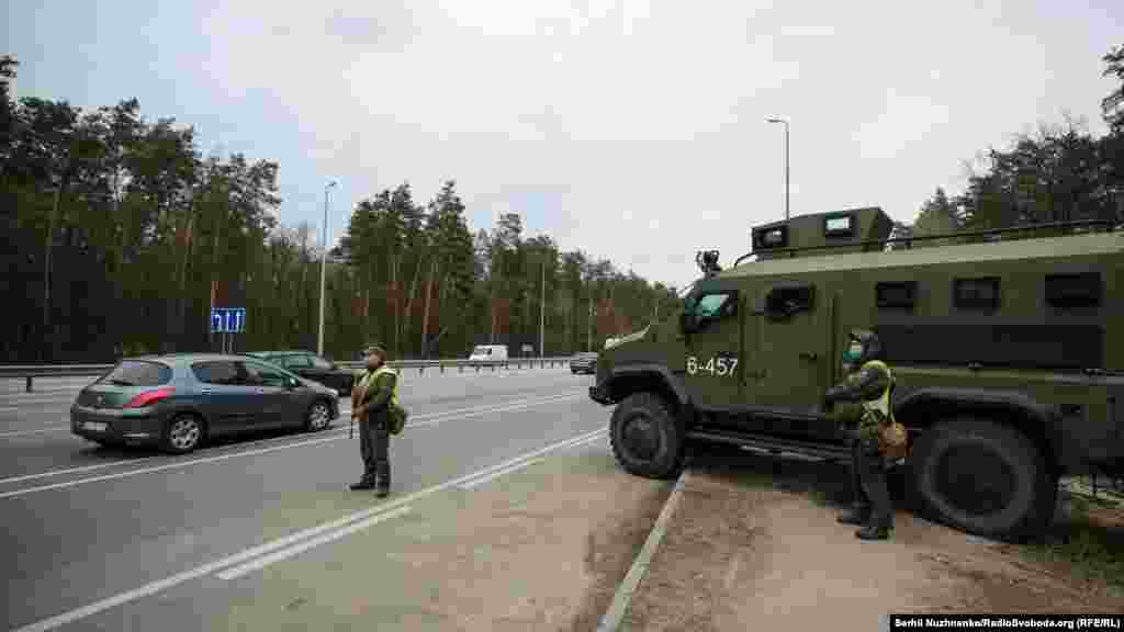 На КПП по Житомирській трасі. Разом із поліцією несуть службу нацгвардійці