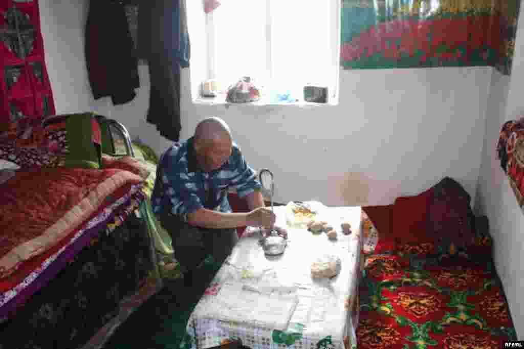 Айылда жашагандар чечилбеген маселелер жөн үндө мамлекеттик бийлик адамдарына арыздана берип, тил тешилгенин айтышат.