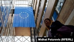 BiH ponovo kasni s odgovorima na dodatna pitanja iz Upitnika Evropske komisije, za šta je rok bio kraj septembra 2018. godine. (na fotografiji: zastava Evropske unije u zgradi Delegacije EU u Sarajevu)