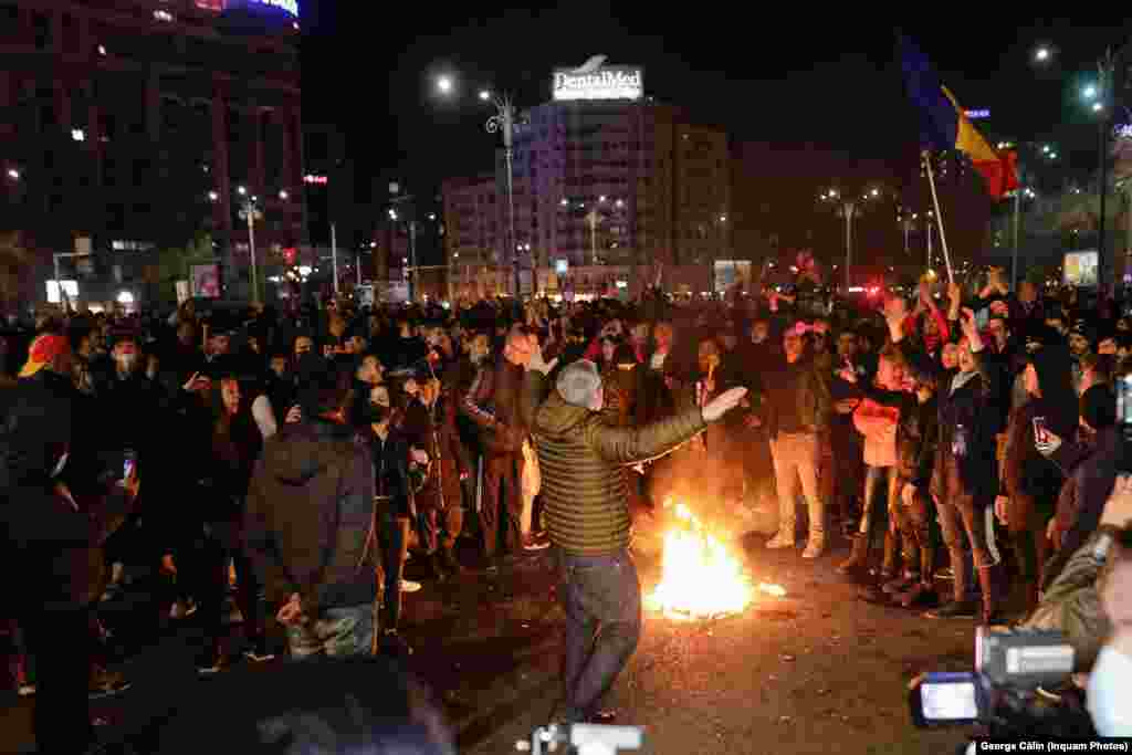 Jandarmeria a anunțat că participanții la protest vor fi identificați și amendați pentru nepurtarea măștii, pentru că au participat la un protest neautorizat și pentru că au fost pe stradă după ora 22.00. 