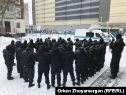 В кеттлинге люди, пришедшие к мечети на поминки по Дулату Агадилу. .Нур-Султан, 28 февраля 2021 года.