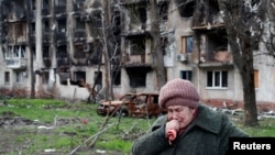 71-річна жителька Маріуполя Тетяна плаче біля свого зруйнованого будинку, квітень 2022 року