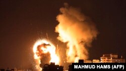 Експлозия след ракетен удар от страна на Израел срещу ивицита Газа. Атаката беше ответна реакция срещу изстрелването на над 150 ракети от територията на анклава