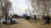 Полицейские и родственники заключенных у здания колонии KA-168/2. Актобе, 9 ноября 2013 года.