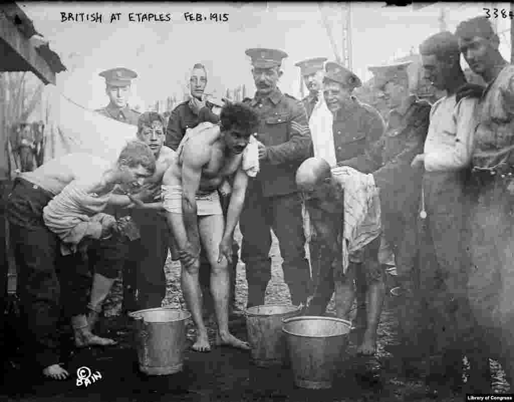 Tabăra Etaples (foto din 1915) a fost un loc de rotație constantă a soldaților obosiți de război și era localizată alături de ferme pline de rațe, gâște și porci. Celulele porcine au similitudini atât cu păsările, cât și cu celulele umane, iar animalele sunt cunoscute ca intermediari capabili să transmită noi influențe virale de la păsări la oameni. 