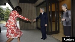 Імпэратар Акіхіта і прынцэса Мічыко прымаюць першую лэдзі ЗША Мішэль Абаму.