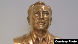 Позолоченный бюст президента Казахстана Нурсултана Назарбаева. Туркестан, 2002 года.