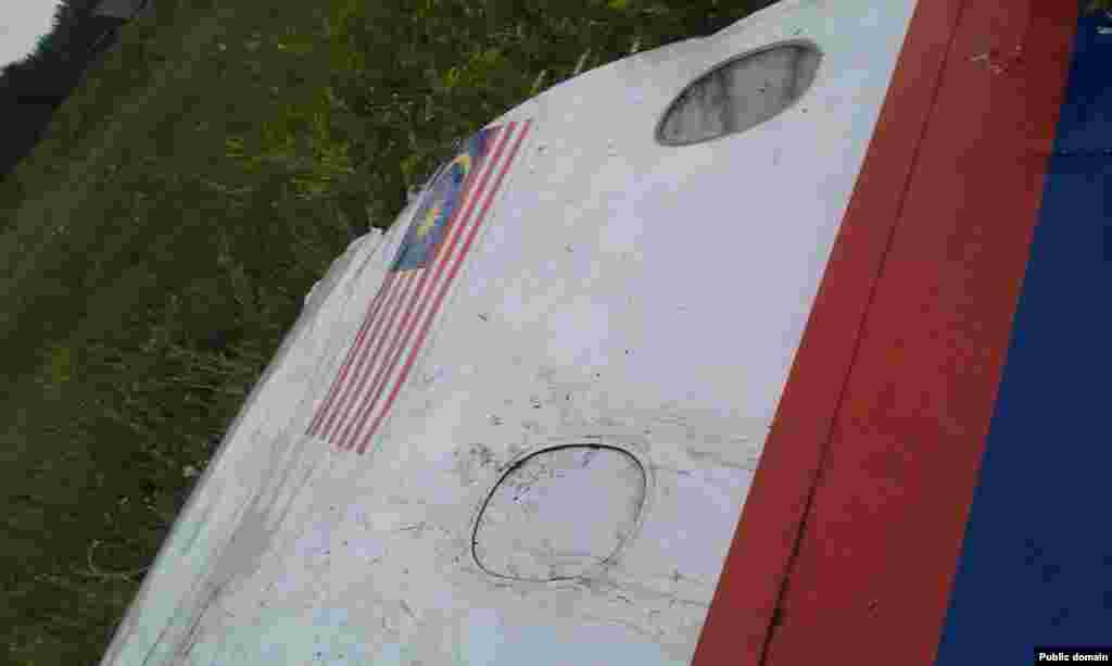 Уламки «Боїнгу-777» (фотографії місцевих жителів)