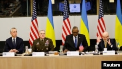 Справа наліво: міністр оборони України Олексій Резніков, міністр оборони США Ллойд Остін, голова Об’єднаного комітету начальників штабів США генерал Марк Міллі та генсекретар НАТО Єнс Столтенберґ під час зустрічі «Рамштайн». Брюссель, 14 лютого 2023 року 