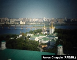 O vedere asupra Lavrei Peșterilor, o mânăstire din Kiev.