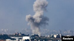 Дим се издига над централната част на Газа, гледана от южната част на Израел