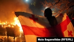Під час масової акції протесту у центрі Тбілісі. Грузія. 1 грудня 2024 року