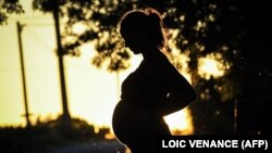 Studiile au arătat că vaccinul anti-covid protejează mama și transmite anticorpi copilului