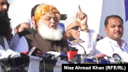 مولانا فضل الرحمان وویل حکومت وايي چې پوځ يې په شا ولاړ دی نو پوځ دې په ډاګه کړي چې دوی د حکومت سره دي او که د ولس سره؟ (انځور: ارشيف)