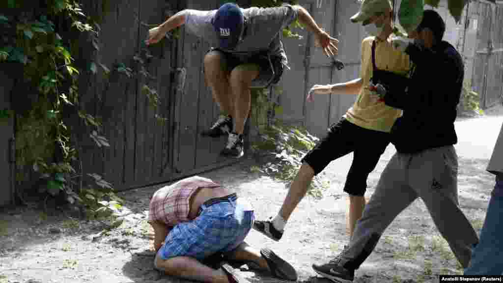 Svyatoslav Sheremet, șeful Gay Forum Ucraina, este atacat, la Kiev în 20 mai 2012, după o conferință de presă despre anularea paradei LGBT de către autorități.