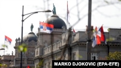 Dan srpskog jedinstva, slobode i nacionalne zastave, kako je pun naziv, se od 2021. godine obeležava u Srbiji i bosansko-hercegovačkom entitetu Republici Srpskoj (Foto: Zastave Srbije vijore se na zgradi Vlade Srbije u Beogradu, arhivska fotografija)