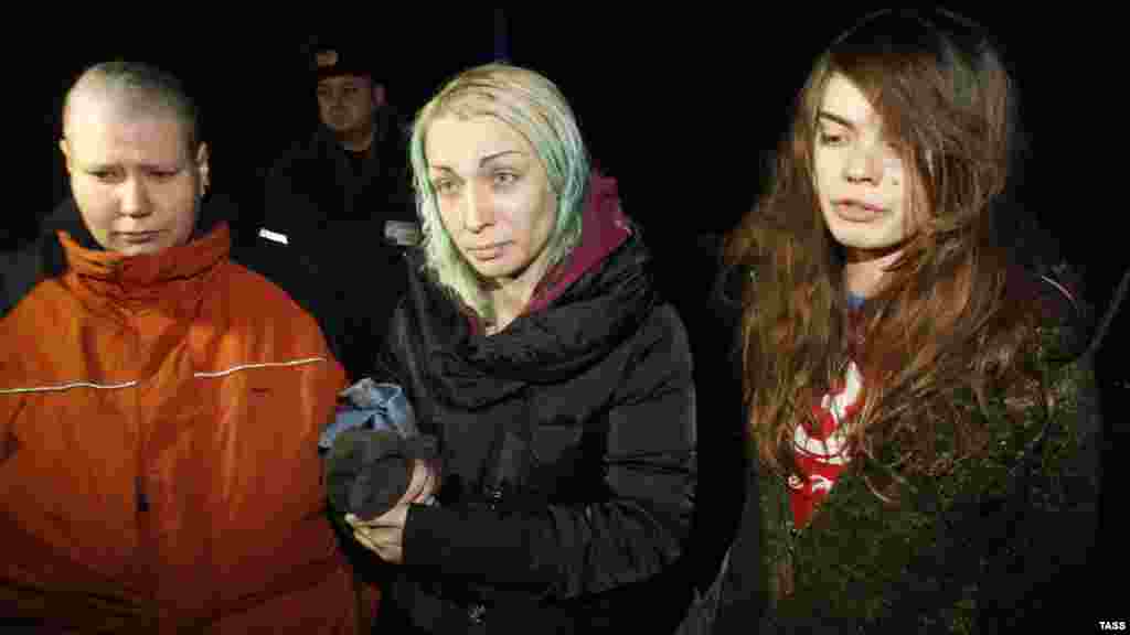 Oksana Shachko (sağda) və Inna Shevchenko (mərkəzdə) və Aleksandra Nemchinova Elskda xəstəxanada jurnalistlərlə danışırlar. 20 dekabr 2011