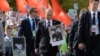Володимир Путін (с) несе нібито портрет свого батька під час маршу «Безсмертний полк» 9 травня. Москва, Росія. 2015 рік