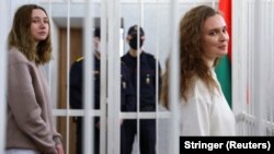 Katsyaryna Andreyeva (dreapta) și Darya Chultsova stau în boxa acuzaților în timpul pledoariilor de pe 18 februarie 