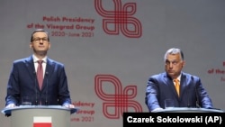 Guvernele de la Budapesta și Varșovia au fost criticate aspru într-un nou raport publicat de Comisia Europeană. Datorită deteriorării statului de drept și a democrației din țară, Freedom House, un institut de cercetare american, a numit Ungaria un stat „parțial liber”.