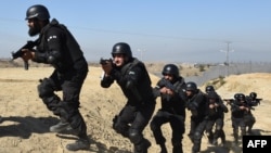 Polițiști pakistanezi în timpul unui curs de formare în nord-vestul neliniștit al țării. 