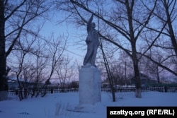 Памятник Владимиру Ленину в селе Айдабол Акмолинской области. 26 февраля 2021 года.