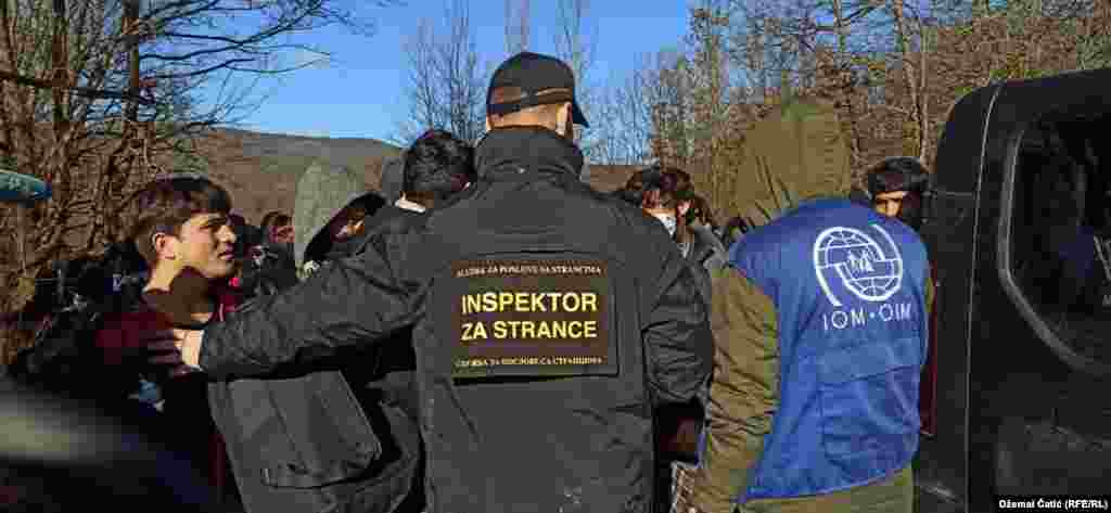 Predstavnici Međunarodne organizacija za migrante (IOM) i Ministarstva unutrašnjih poslova Unsko-sanskog kantona organizuju premještanje. 