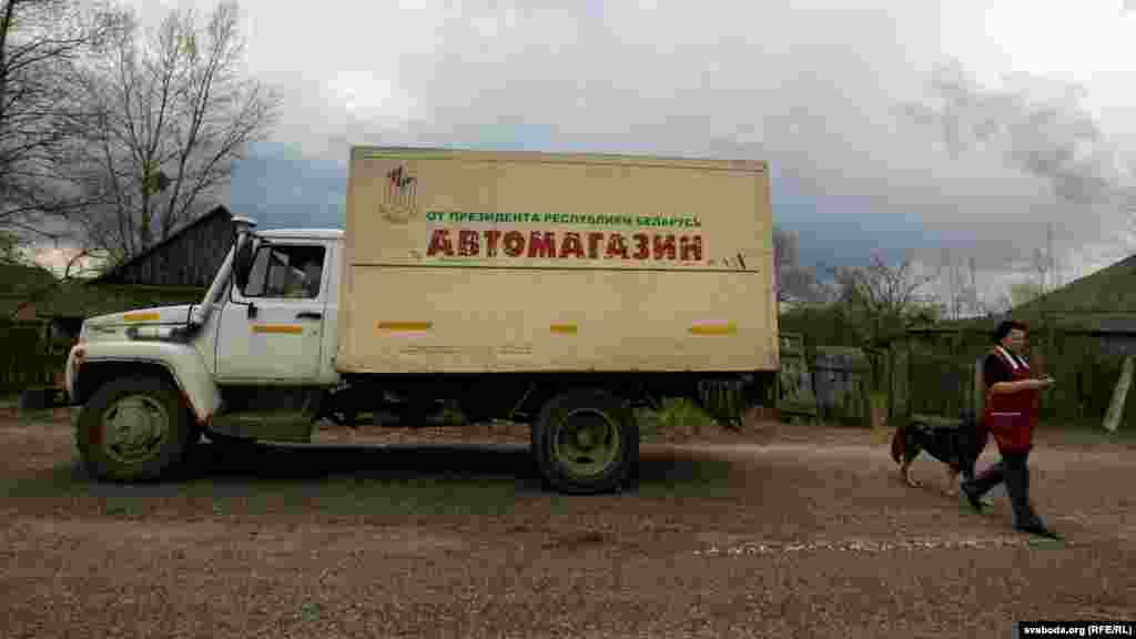 Прадукты дастаўляе аўталаўка з надпісам "ад прэзыдэнта Рэспублікі Беларусь". Нядаўна жыхары дамагліся, каб аўталаўка прыязджала 2 разы на тыдзень, бо прадукты хутка псуюцца