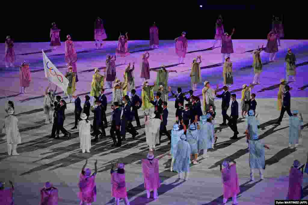 Олімпійська команда біженців іде стадіоном