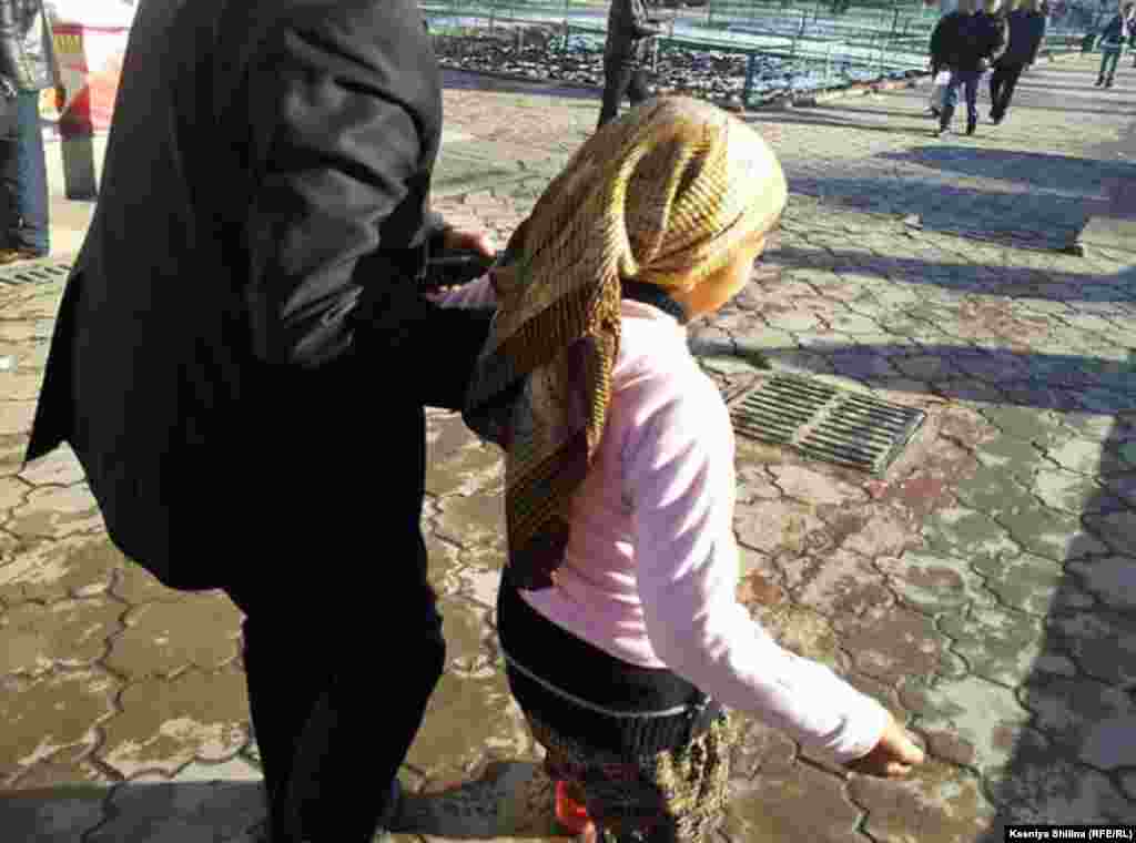 Дети, которые занимаются попрошайничеством, не посещают школу. Они говорят, что хотят стать врачами или сделать спортивную карьеру. Бишкек, Кыргызстан.