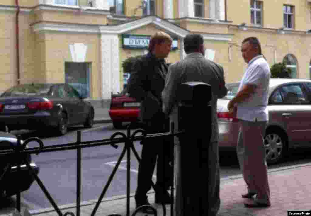 Жаныш (Жаныбек) Бакиев со своими приближенными в Минске, 2012. Бишкек требует у Минска экстрадиции бывшего главы СГО президента КР.
