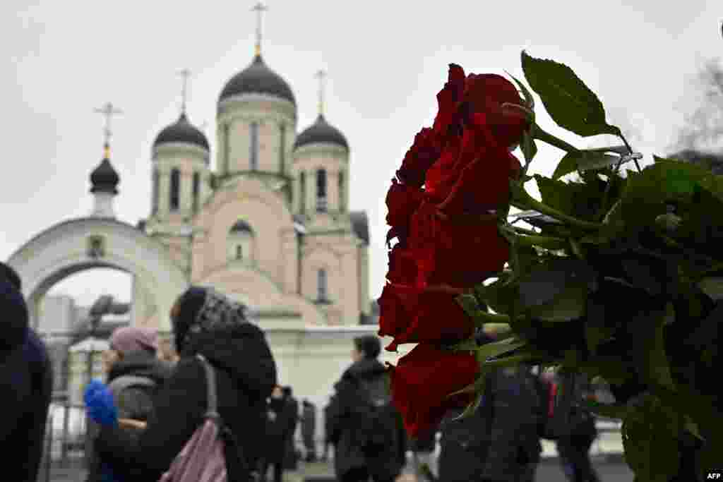 Людзі ў смутку зьбіраюцца перад царквой «Утоли моя печали»