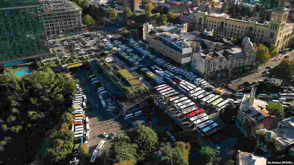 Visul Georgian a organizat transportul cu autobuze pentru susținători, activiști și funcționari publici din toată țara pentru a participa la mitingul de la Tbilisi.