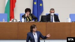 Лидерът на БСП Корнелия Нинова по време на дебата за руската ваксина "Спутник V" в парламента на 5 март 2021 г. 
