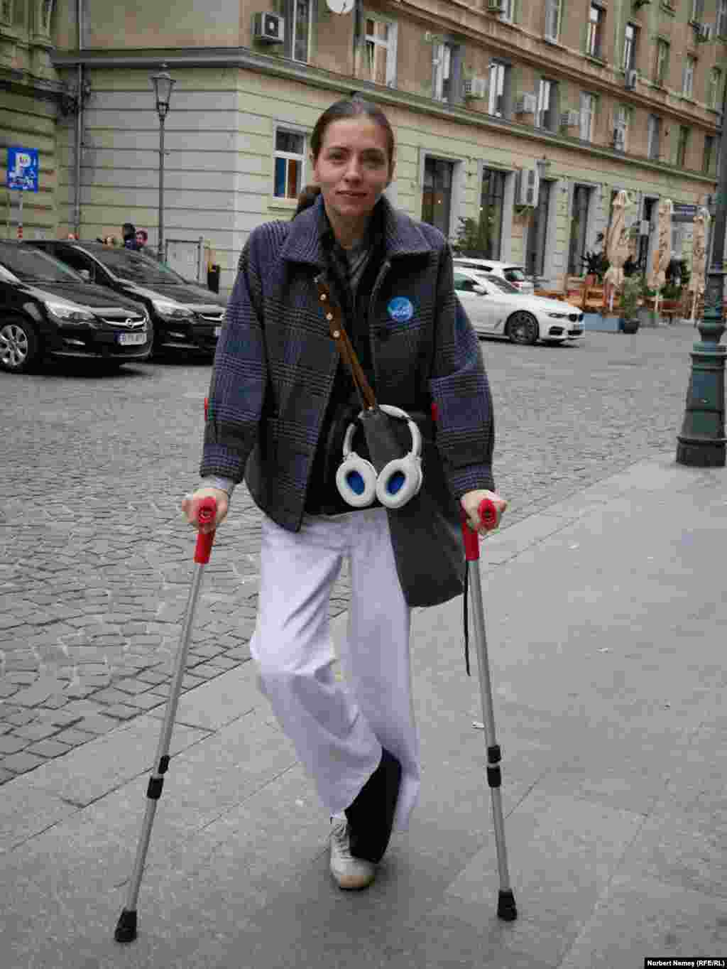Angela spune că nu avea cum să rateze ziua votului, indiferent de care ar fi circumstanțele. Locuiește în România de la vârsta de cinci ani, iar cetățenia a luat-o abia la finalul liceului. „A fost o viață cu foarte multe piedici, pentru că am avut constant CNP de Republica Moldova, iar Republica Moldova în afara granițelor înseamnă drepturi mai puține. Asta cred că este principala problemă - faptul că nu există în Uniunea Europeană, faptul că nu face parte dintr-o organizație”. „Lucrurile se fac în echipă și avem nevoie să fim și noi parte a unei organizații puternice, care să ne ofere drepturi și în afara granițelor țării, nu doar în interiorul țării”. 