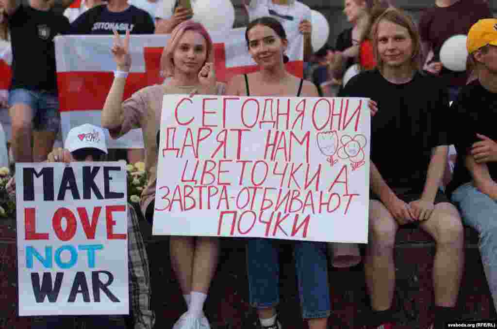 Bjeloruske žene na mirnim antivladinim protestima u Homelu 16. avgusta. Na znaku stoji: "Danas nam daju cvijeće. Sutra nas udaraju po bubrezima."