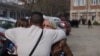 Роднини на настрадани во пожарот во Кочани пред кочанската болница