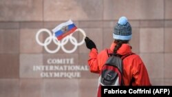 Mahanje ruskom zastavicom ispred sjedišta Međunarodnog olimpijskog komiteta, Švajcarska