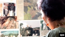 Kada Hotić pred fotografijama o genocidu u Srebrenici.
