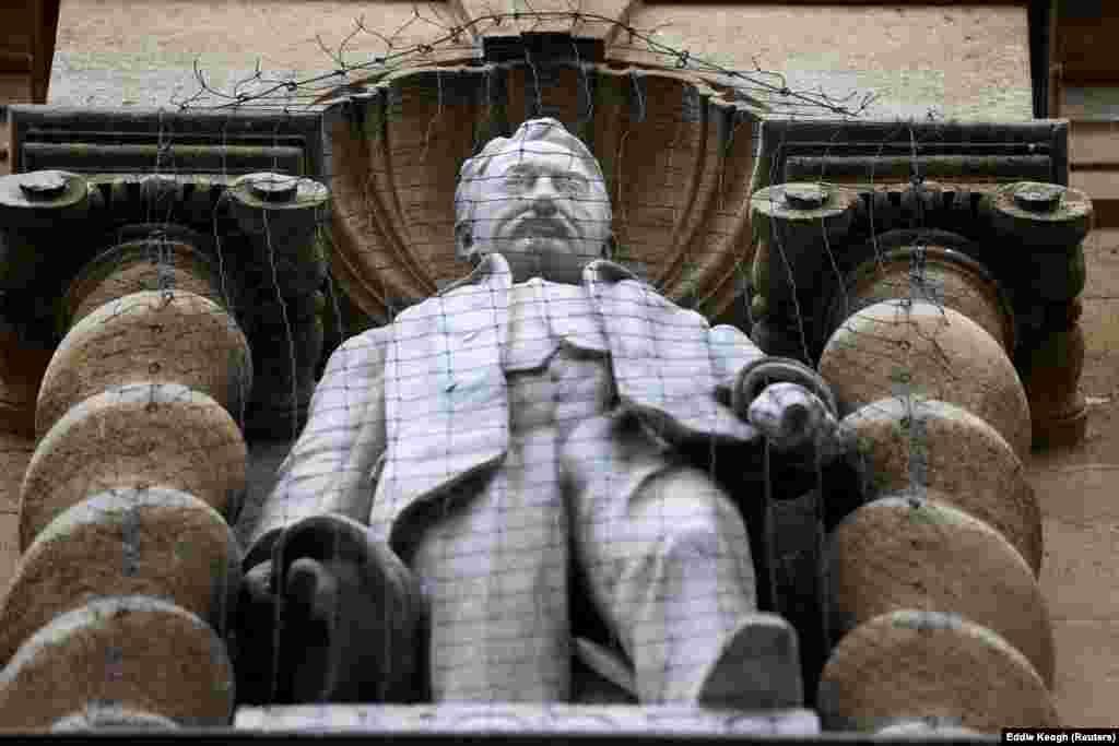 Statuia lui Cecil Rhodes , care se află la Colegiul Oriel din Oxford.