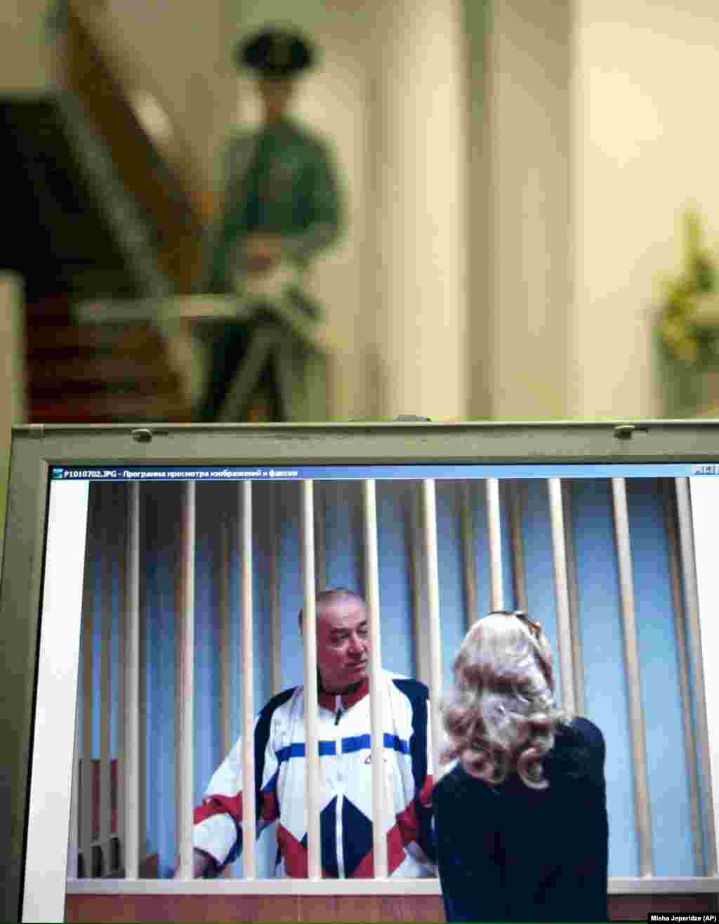 Со стороны России в обмене участвовали четыре человека. Один из них – бывший разведчик ГРУ Сергей Скрипаль. Его задержали и судили в 2006 году по обвинениям в работе на разведку Великобритании. В 2018 году предположительно российские сотрудники ГРУ попытались отравить Сергея Скрипаля и его дочь Юлию в городе Солсбери химическим боевым агентом «Новичок». Бывший разведчик и его дочь были на грани жизни и смерти. В ответ на скандал несколько стран Запада выслали российских дипломатов. Москва причастность к отравлению отрицает