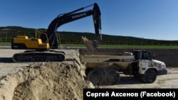 За даними прокуратури АРК, пісок, видобутий в заповідному урочищі, використовують для будівництва траси «Таврида»