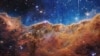 <strong><a href="https://www.nasa.gov/image-feature/goddard/2022/nasa-s-webb-reveals-cosmic-cliffs-glittering-landscape-of-star-birth" target="_self">Stâncile cosmice ale Nebuloasei Carina</a></strong> se află la o distanță de 7.600 de ani lumină. Telescopul James Webb a avut capacitatea de a privi prin praful cosmic și de a captura în lumină infraroșie zone care nu au mai fost văzute până acum, în care se nasc stelele.&nbsp;