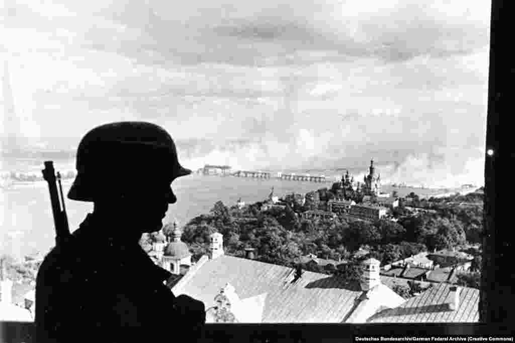 Киевдеги нацисттердин кароолу. 19-сентябрь, 1941-жыл. Бул жылы июнь айында Германия менен СССРдин эки жылдык бейтараптык келишими бузулган. Советтик территорияга нацисттик армия бастырып кирип, Украинаны оккупациялаган. 