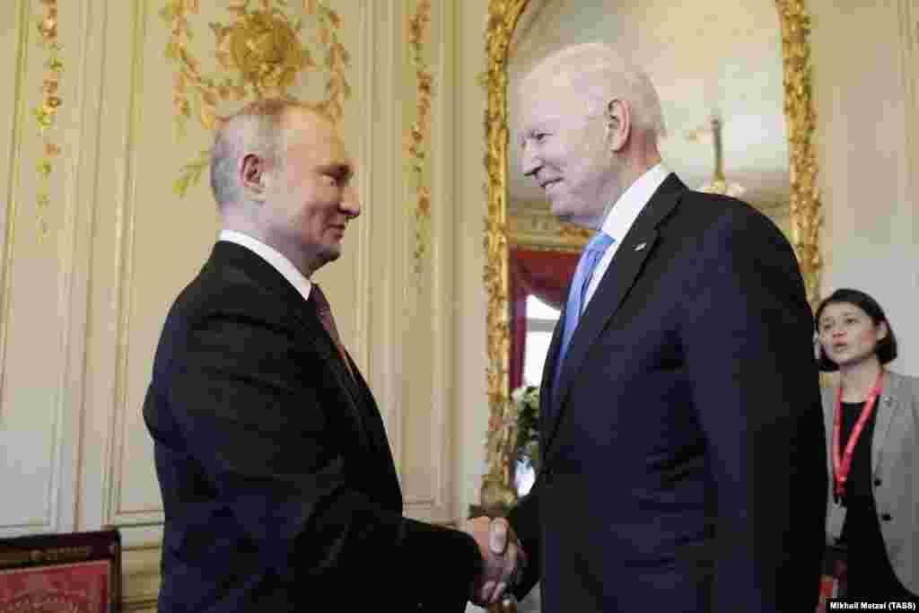 Владимир Путин и Джо Байджен на исторической вилле Ла Гранж в Женеве до начала переговоров 16 июня 2021 года