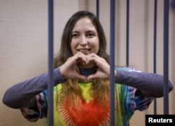 Alexandra Skochilenko (33 de ani) este o artistă acuzată de răspândire de informații false despre armată, după ce a înlocuit etichetele de preț la supermarketuri cu lozinci împotriva războiului din Ucraina. Ea participă la ședința de judecată din Sankt Petersburg, 16.11.2023.