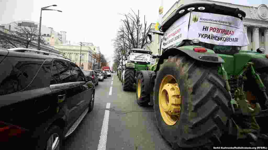 Під Верховною Радою припаркували близько десятка тракторів з банерами «Ні продажу української землі».