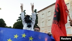 Дете с противогаз по време на протестите срещу правителството на албанския премиер Еди Рама. 