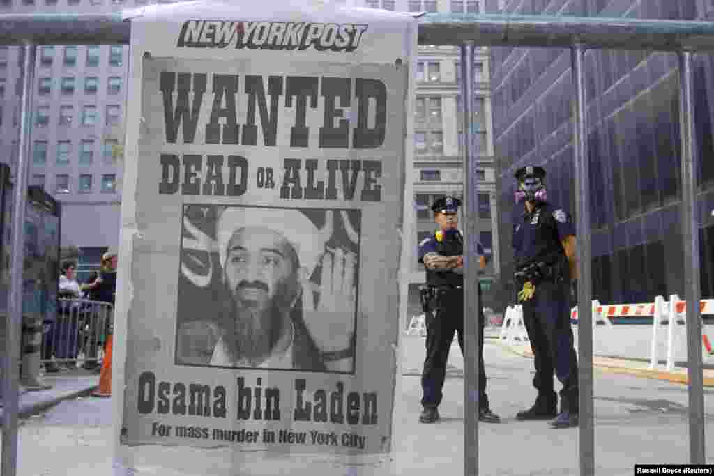 Нью-Йорктун полициясы New York Post гезитинин 18-сентябрда чыккан саны илинген жерде турушат. Гезит биринчи бетине "Аль-Каиданын" лидери Усам бен Ладендин сүрөтүн басып чыгарган. 