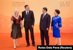 Tadašnji crnogorski predsednik Filip Vujanović i njegova supruga Svetlana pozdravljaju se kineskim predsednikom Si Đinpingom i njegovom suprugom Peng Lijuan u Ljubičastoj palati uoči Letnjih olimpijskih igara za mlade 2014. u Nandžingu.